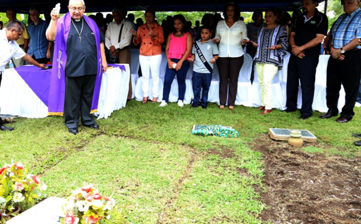 portada-ofrenda-floral-a-alexis-arguello