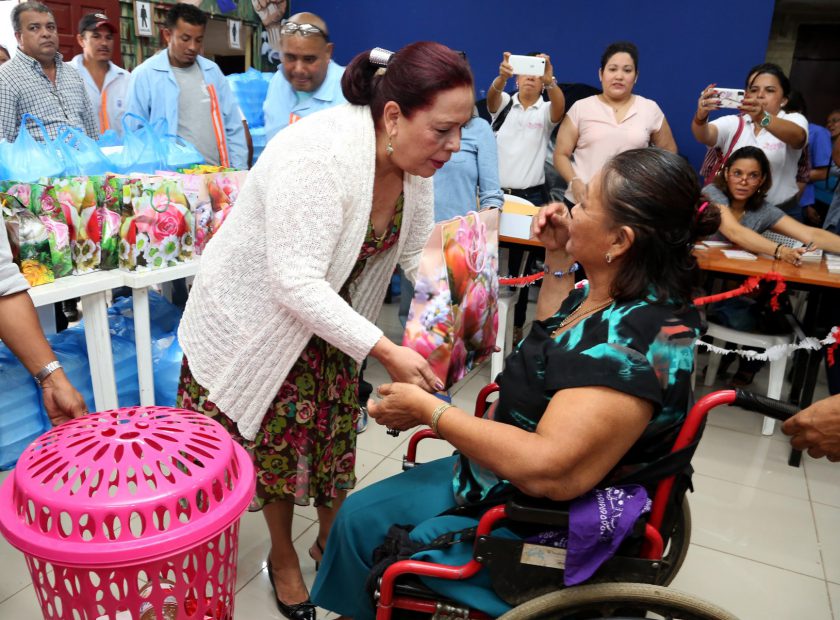 PORTADA. ENTREGA DE PAQUETES ALIMENTICIOS A MADRES DE TERCERA EDAD