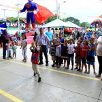 Niños del barrio Andrés Castro celebran rehabilitación de cancha deportiva