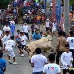 Familias capitalinas disfrutan de corridas y montas de toros