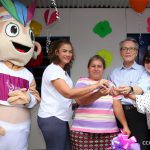 Dalia Ocampo recibe las llaves de su vivienda digna