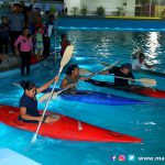 Mujeres en competencia de kayak en el Parque Luis Alfonso Velásquez Flores