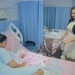 Alcaldesa felicita a primeras madres en dar a luz en hospitales capitalinos