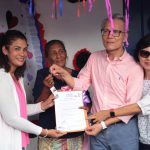 Doña Reyna Ramírez recibe la llave de su nueva vivienda