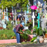 Capitalinos visitan cementerios municipales para conmemorar el Día de los Difuntos