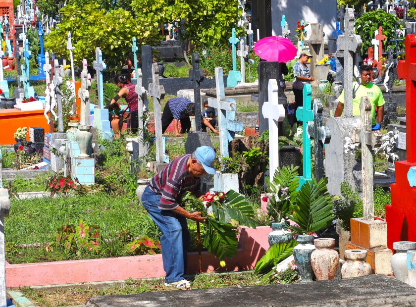 PORTADA. CEMENTERIO PERIFERICO DIA DE LOS DIFUNTOS