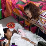 Pacientitos de la sala de oncología de la Mascota reciben regalo navideño