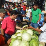Mayor afluencia de familias en los mercados para adquirir Megadescuentos Navideños