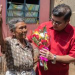 Madres de héroes y mártires celebran y reciben obsequio en el Día del Amor y la Amistad