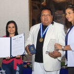 Entregan Condecoración Municipal al Destacado Cantautor Gustavo Leyton