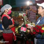 Alcaldesa entrega presente a madres comerciantes del mercado Róger Deshon