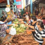 Familias capitalinas aprovechan precios solidarios en el mercadito Candelaria