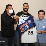 Municipalidad entrega uniforme oficial al equipo de baloncesto Los Leones