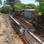 Alcaldía supervisa segunda etapa del revestimiento de cauce en el barrio Germán Pomares