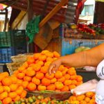 Comerciantes invitan a la feria de descuentos de verano en los mercados municipales
