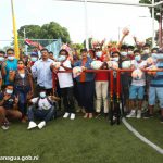 Autoridades municipales entregan útiles deportivos a jóvenes del Distrito VII