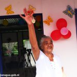 Protagonista de la tercera edad abre feliz la puerta de su nueva casa en el barrio Laureles Sur