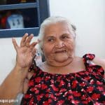 Madre de la tercera edad recibe las llaves de su nuevo hogar en el barrio 14 de Junio
