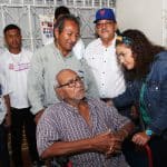 Entrega de sillas con ruedas y medios auxiliares a personas con discapacidad y de la tercera edad