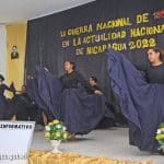 Estudiantes participan en conversatorio sobre la Guerra Nacional de 1956