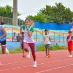 Niños y jóvenes participan en competencia de atletismo