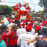 Centenares de promesantes acompañan a Santo Domingo de Guzmán en su recorrido por los barrios Orientales