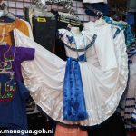 Trajes de Huipil y Uniformes para los desfiles escolares en promoción en los mercados capitalinos