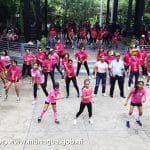 Deportistas participan en zumbatón en el mes de lucha contra el cáncer de mamas