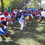 Niños y niñas intercambian experiencia con el equipo de béisbol femenino de Japón