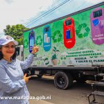 Pobladores del barrio San Cristóbal atentos a la unidad Eco Móvil para canjear sus desechos sólidos