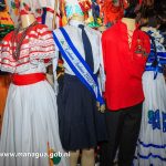 Comerciantes ofertan trajes de hüipil y uniformes para los desfiles escolares