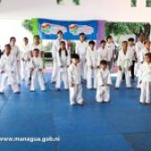 Maestros y alumnos de la disciplina de Karate-Do listos para sus entrenamientos