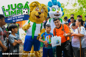 Jugá Limpio reúne a más de 200 personas en jornada de limpieza Niños, familias y participantes de la campaña Jugá Limpio reciben álbumes del Mundial durante jornada de limpieza comunitaria organizada por la Alcaldía de Managua en los barrios Walter Ferreti y 18 de Mayo